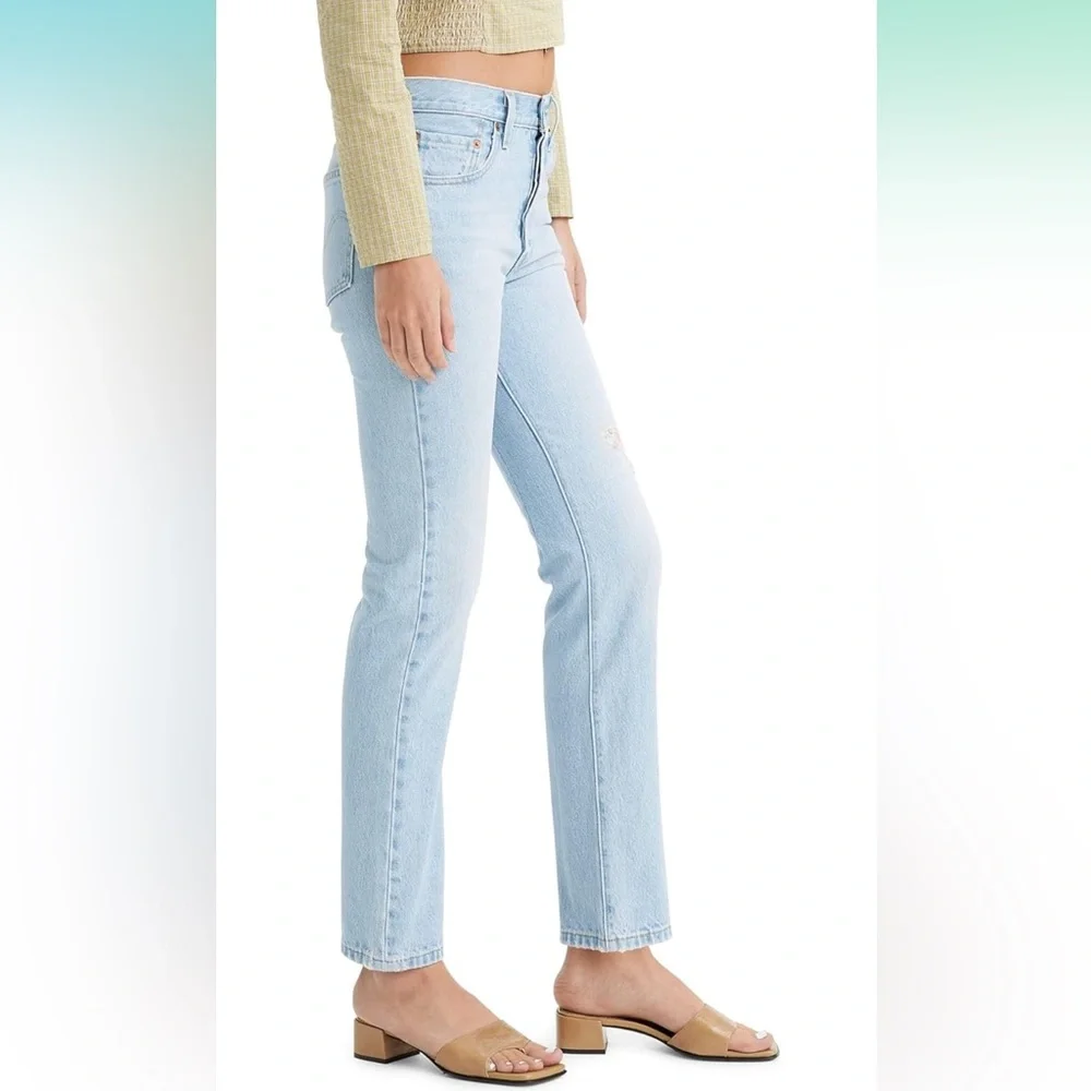 ✨NWT✨ Levi’s 501’s Light Wash w/ Floral Patches - Picture 2 of 3